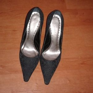 BCBG Signature Pumps